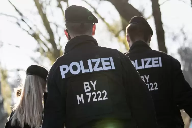 Im Frühjahr 2020 kontrollierten Polizisten auch im Englischen Garten in München die Einhaltung der Corona-Maßnahmen.