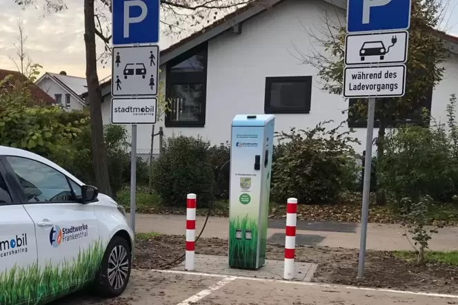 Braucht für die Aufladung eines Mittelklassefahrzeugs gut zwei Stunden: die E-Ladesäule in Großniedesheim.