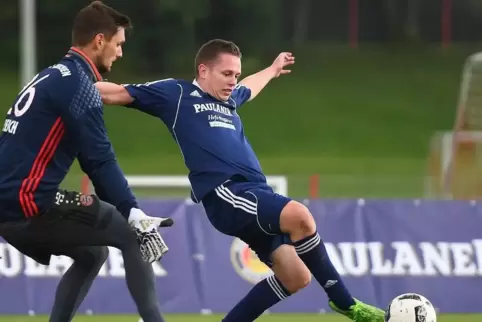 In einem „Spaßkick“ stand Nico Schradi einst als Feldspieler Bayern-Torhüter Sven Ulreich gegenüber. 
