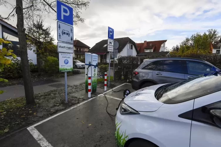 Der elektrische Renault Zoe tankt Strom an der neuen E-Ladesäule in Großniedesheim. Das Carsharing Angebot zielt auf Fahrer ab, 