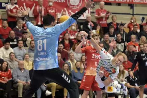 Eulen-Torwart Matej Asanin pariert im Pokalspiel einen Wurf des Magdeburger Linksaußen Matthias Musche.