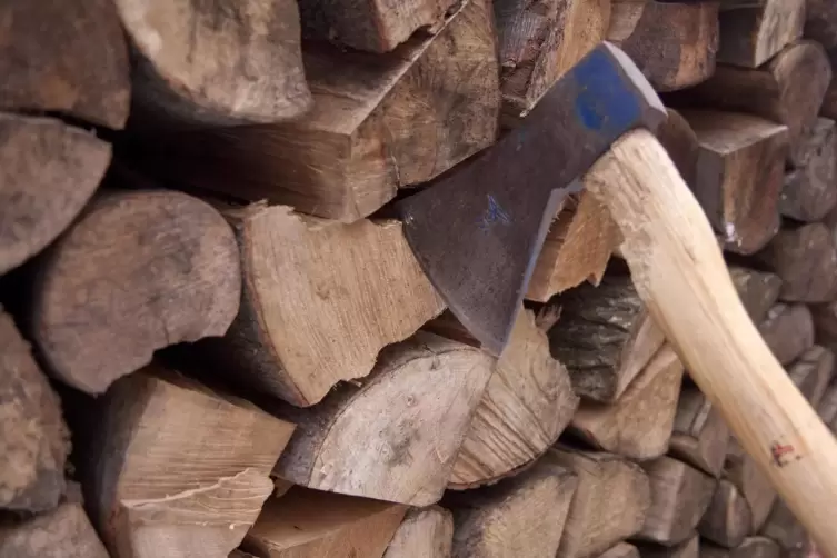 Mit einer Axt soll normalerweise Holz bearbeitet werden. In Pirmasens diente das Werkzeug jedoch als Waffe.