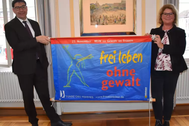 Oberbürgermeister Thomas Hirsch und die Gleichstellungsbeauftragte Evi Julier mit dem Banner von Terre des Femmes. 