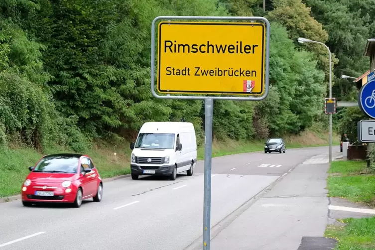 Am Ortseingang Rimschweiler kommend soll ein Fahrbahnteiler gebaut werden, um die Geschwindigkeit der Autos zu reduzieren. Das s