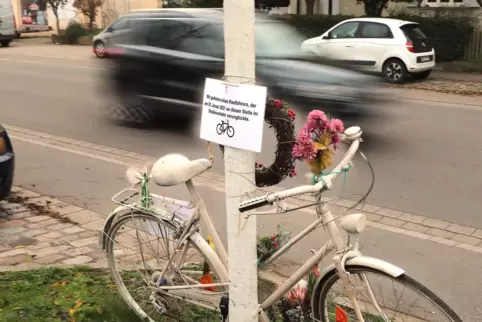 An der Unfallstelle steht ein weiß lackiertes Fahrrad als Mahnmal. 