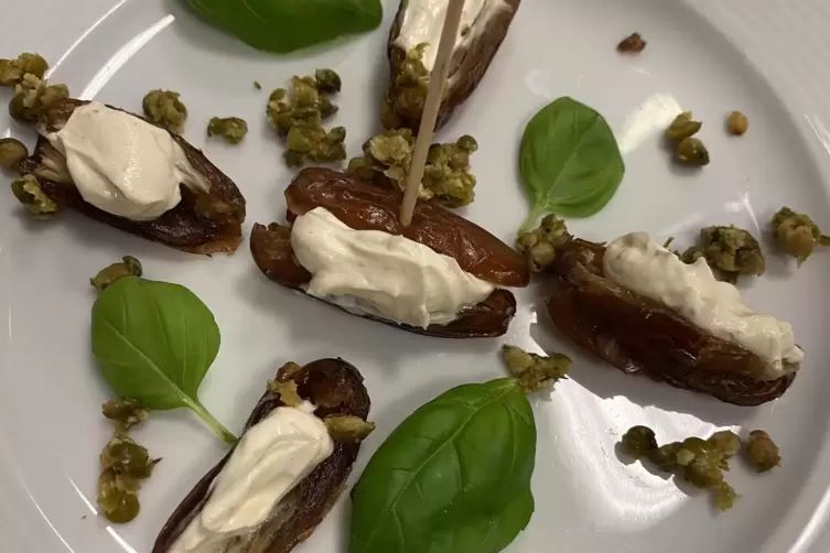 Das Amuse-Guele: Datteln, mit Frischk&auml;se gef&uuml;llt und gesto&szlig;enem Pfeffer &uuml;berzogen. 