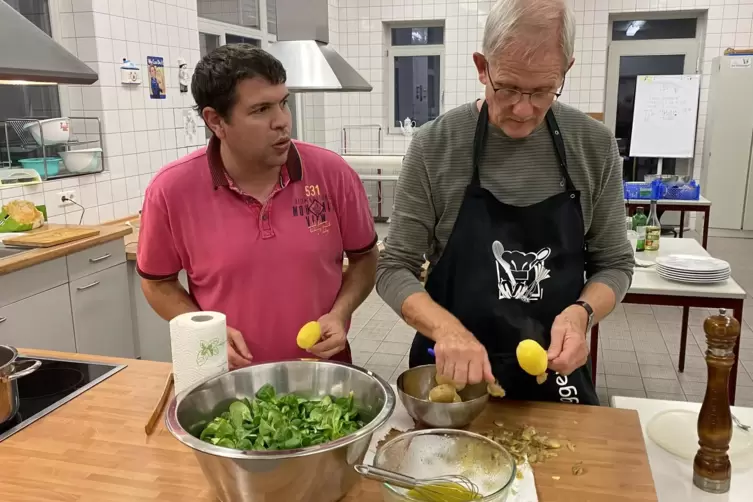 Der Chef und das &bdquo;K&uuml;ken&ldquo;: &bdquo;Dibbegugger&ldquo;-Chef R&uuml;diger Spieler (rechts) und das j&uuml;ngste Kochclub-Mitglied Ren&eacute; Held. 