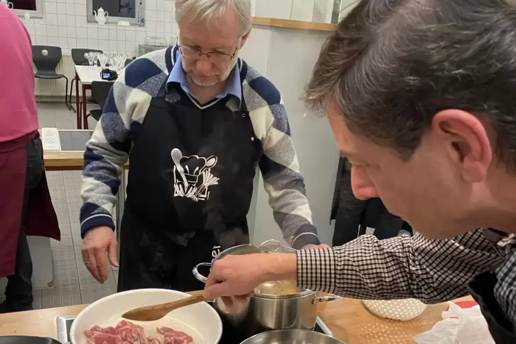 Christian Tschoepke (links) und J&uuml;rgen Krebs braten das Fleisch f&uuml;r den &bdquo;Toast Leckerli&ldquo;.