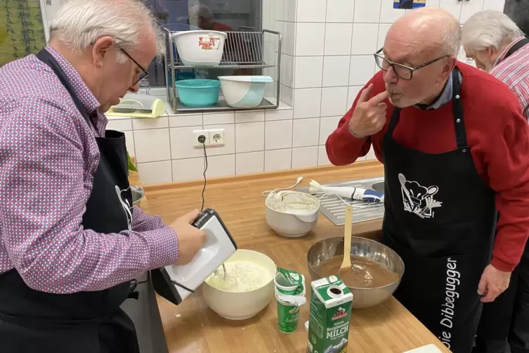 Probieren geht &uuml;ber studieren: J&uuml;rgen Dietrich (rechts) und G&uuml;nter Blaum beim Zubereiten der Bananencreme.