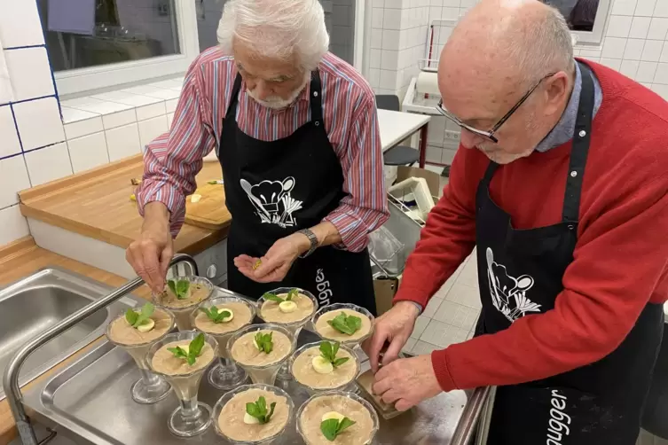 Die &bdquo;S&uuml;&szlig;en&ldquo;: Dieter Heinrich (li.) und J&uuml;rgen Dietrich sind meistens f&uuml;r den Nachtisch zust&auml;ndig. 