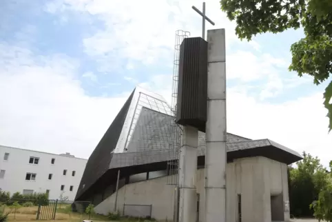 Konstruktion aus Beton, Holz und Glas mit markantem Turm davor: die evangelische Kirche in Schönenberg. 