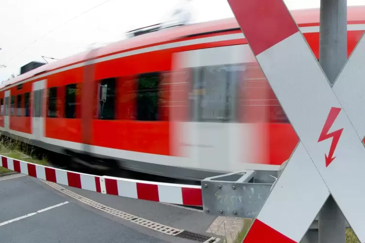 Die Geschwindigkeit von herannahenden Zügen unterschätzen viele Menschen beim überqueren geschlossener Bahnübergänge. 
