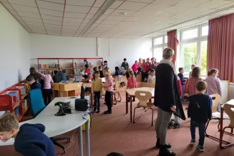 Die Schüler nehmen ihre neue Bücherei in Beschlag, 
