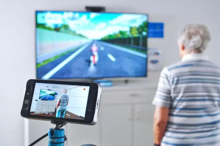Wilde Motorradfahrt: Eine Kamera überträgt die Bewegungen des Menschen, der vor dem Bildschirm steht, auf den Avatar im Videospi