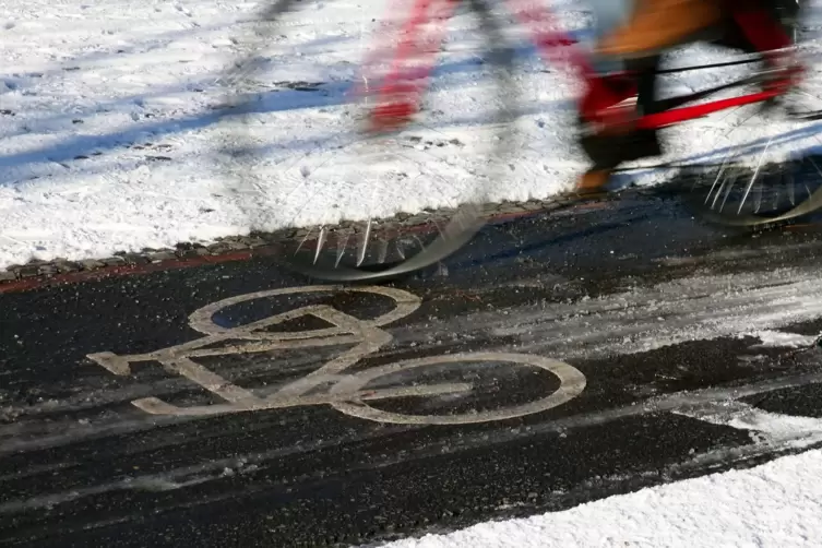 Auf winterlichen Straßen sollten Radfahrer nicht nur langsamer unterwegs sein, sondern auch an das geeignete Reifenprofil denken