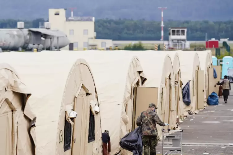Ramstein-Miesenbach: Ein US-Soldat geht auf der Ramstein Air Base mit einem Einkaufswagen an einer Reihe von Zelten vorbei. 