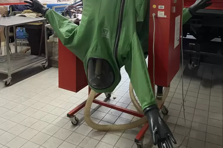 Auch diese Schutzanz&uuml;ge geh&ouml;ren zur Ausr&uuml;stung der Feuerwehr. 