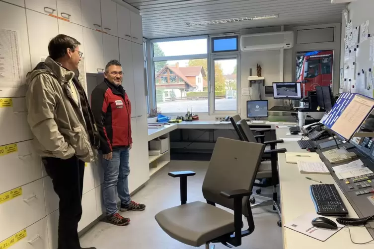 Oberb&uuml;rgermeister Marold Wosnitza (links) und Stadtfeuerwehrinspekteur Frank Theisinger in der Einsatzleitzentrale in der Feuerw