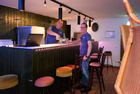 Vorfreude auf die Eröffnung: Volker Knörr (links) und Benny Stett im neuen Hammelkeller.
