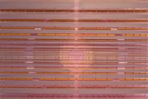 Die Düsseldorfer Künstlerin Gaby Terhuven bemalt die Glasplatten mit einem ausgeklügelten Linienmuster auf beiden Seiten.