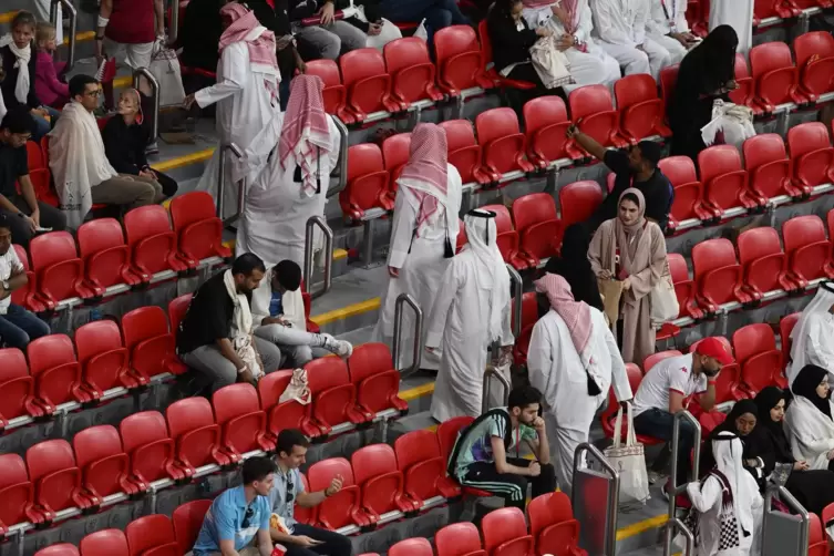 Weil es nicht so lief: Zuschauer aus Katar verlassen das Eröffnungsspiel frühzeitig. Aber das ist nicht außergewöhnlich, sagen d