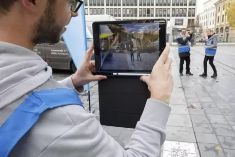 Haben bei der Arbeit Spaß – und sind nur virtuell in Lebensgefahr: Günther Klein und Sabine Martin. Das iPad bedient Patrick Gla