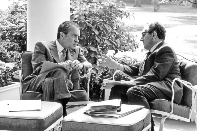 Der gebürtige Deutsche Henry Kissinger (rechts) war unter dem umstrittenen US-Präsidenten Richard Nixon (links) in den 70er Jahr