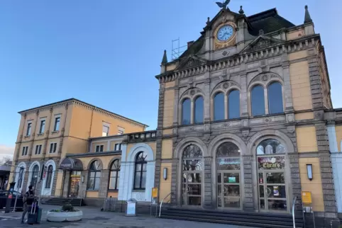 Finanziell gesichert ist derzeit nur die Sanierung des Portikus, also des Mittelgebäudes mit Halle.
