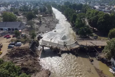 Diese Drohnen-Aufnahme einer zerstörten Brücke über die Ahr entstand am 18. Juli, drei Tage nach der Flutnacht.