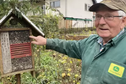 Eines seiner Insektenhotels hat Heinz Strauch in seinem Garten aufgestellt.
