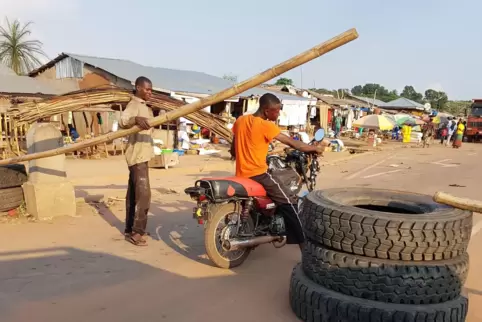 Eine improvisierte Straßensperre im Kongo – die Gelegenheit, von Durchreisenden eine Gebühr zu verlangen. Das Bild stammt von vo