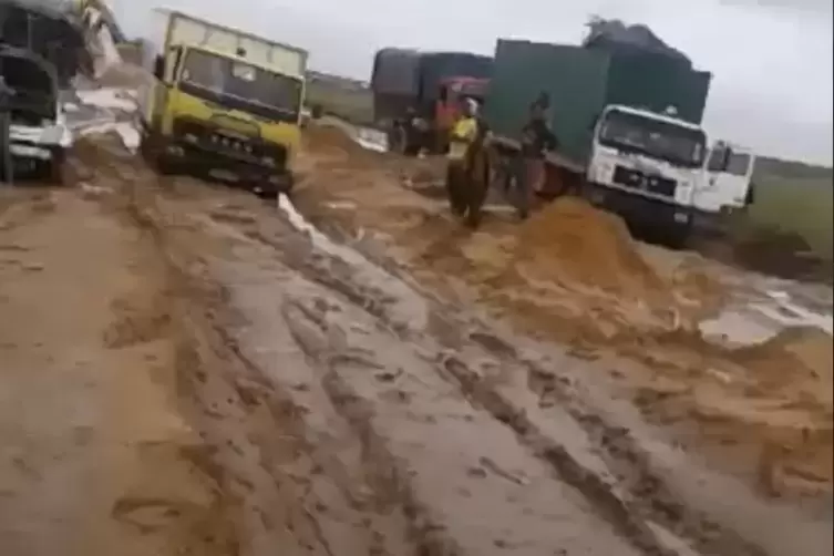 Trotz aktuell schwierigster Stra&szlig;enverh&auml;ltnisse nach heftigem Regen (unser Bild zeigt einen Abschnitt der Strecke zwischen Kinsh