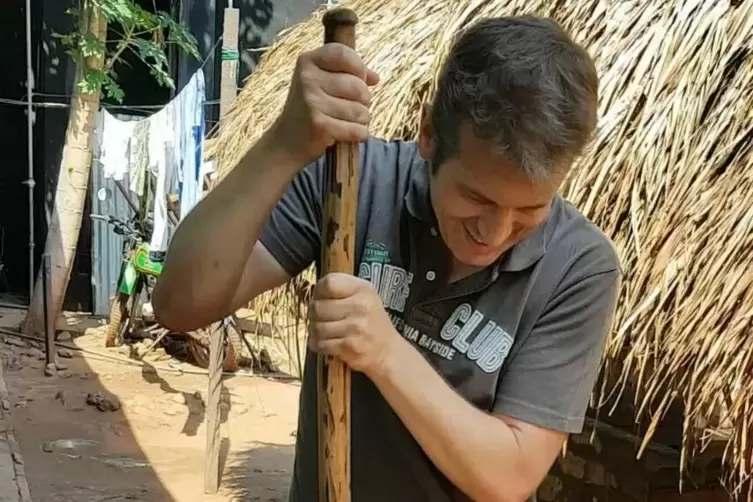 Torsten Braun beim Maniokstampfen. 