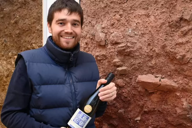 Florian Schneider vor Bodenprofilen der Lagen Kapellenberg (links) und St. Martiner Baron.