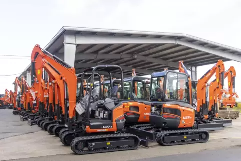 Nur eine ganz kleine Auswahl der mehr als 15.000 Bagger und Radlader, die im Rekordjahr 2022 in bei Kubota in Zweibrücken gebaut