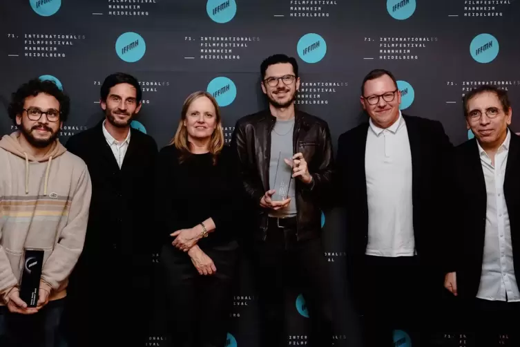 Gl&uuml;ckliche Preistr&auml;ger: Die Jury mit dem Gewinnerdrehbuchautor, dem Gewinnerregisseur und dem Festivalleiter (von links): Autor 
