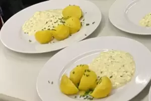 Ein einfaches Rezept aus den 1970er Jahren: Tatarensoße mit Pellkartoffeln. Ein einfaches Rezept aus den 1970er Jahren: Tatarensoße mit Pellkartoffeln.