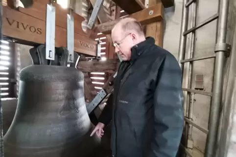 Christian Magin zeigt, wie wenig Platz der Glockenraum im Turm der katholischen Kirche St. Michael im Ortsteil Dannstadt dem Dut