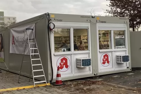 Mehrere Monate lang bleibt der Container Anlaufstelle für die Kunden. Am Wochenende ist der Umzug, der Betrieb öffnet am Montag 