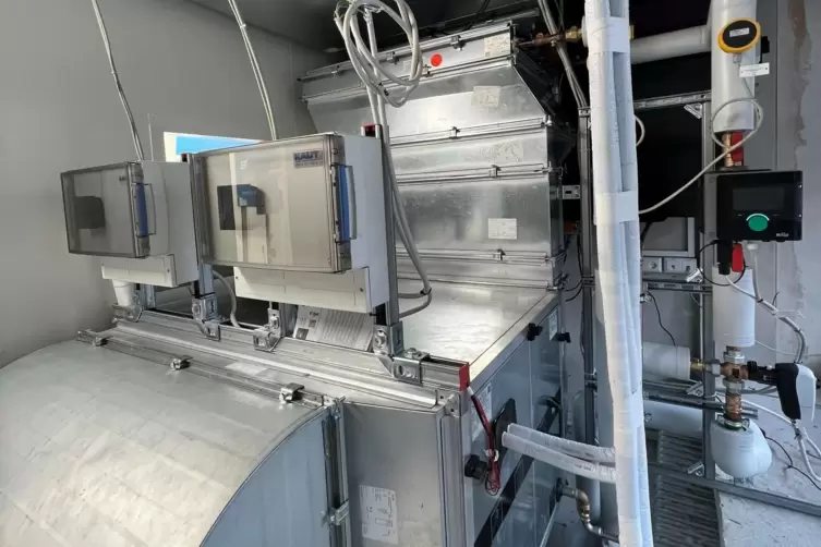 Im Schaufenster des fr&uuml;heren Schreibwarengesch&auml;fts befindet sich die L&uuml;ftungsanlage des Labors.