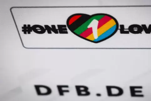 Anstatt des Rewe-Logos werden die Pressekonferenzen jetzt mit dem „One-Love“-Logo präsentiert.