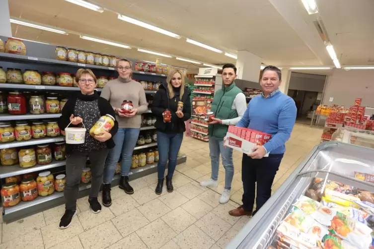 Balkan Supermarkt in Carlsberg, von links: Nicole Noll, Michelle Duscha, Nilifer Bulu, Lirim Zenunaj und der Inhaber Milaim Vran