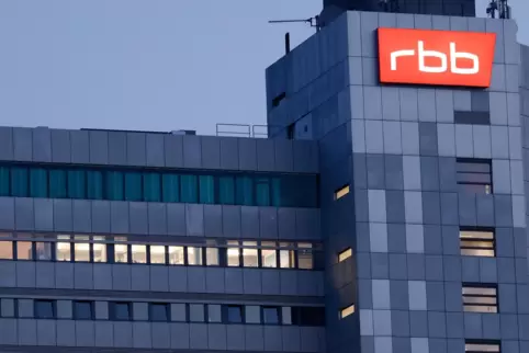 Der Rundfunk Berlin-Brandenburg (RBB) stand zuletzt in den Schlagzeilen wegen hoher Vergütungen für Führungskräfte.