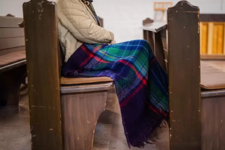 Damit Gottesdienstbesucher nicht frieren müssen, machen sich Kirchengemeinden Gedanken über Decken oder Heizkissen.