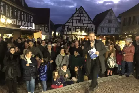 Im malerischen Ambiente der Rockenhausener Altstadt hat Bürgermeister Michael Vettermann am Freitagnachmittag den Weihnachtsmark