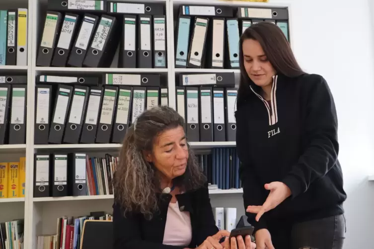 Dozentin Eva Gensheimer (rechts) erklärt der Leiterin der Volkshochschule Margit Nuss eine Navigations-App am Smartphone. 