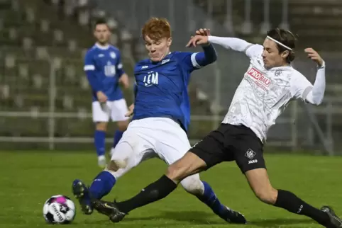 Langes Bein! David Braun von Arminia Ludwigshafen stoppt den Mechtersheimer Robin Muth