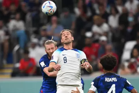 Harry Kane von England gegen Tim Ream von den USA im Kopfballduell. Im Vordergrund wartet Tyler Adams