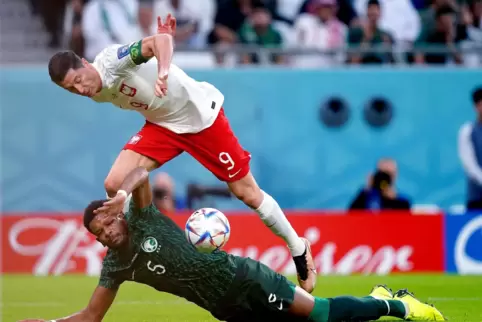 Polens Stürmer Robert Lewandowski hatte gegen Saudi-Arabien keinen leichten Stand – traf aber spät zum 2:0. 
