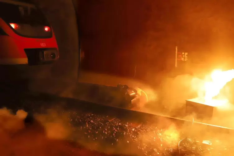 Ein Teil des Rollers ist hinter dem Zug in Flammen aufgegangen. 